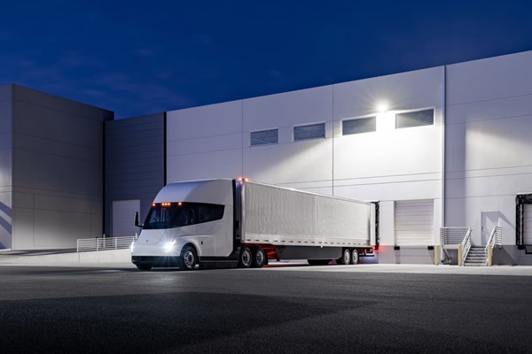 Tesla Promises Semi Truck Production to Begin in Late 2025